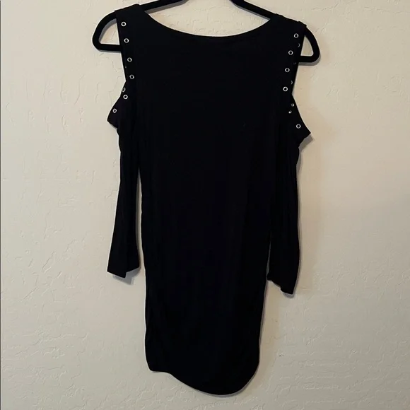 Jennifer Lopez Black Cold Shoulder top - Picture 4 of 4